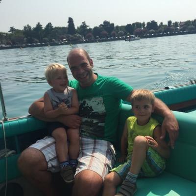 Ondernemer in meubelen, vader van Liam en Thimo, Tennis, Voetbal,