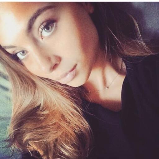 Femme fière qui tweete sur tout et surtout sur n'importe quoi. 18 yo.