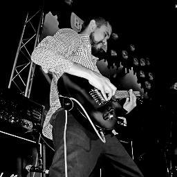 Diseñador Digital en Cardumen Latam, Diseñador Gráfico Multimedia en @BackTrackAcadem Guitarrista en https://t.co/UF6yh4YjPI…