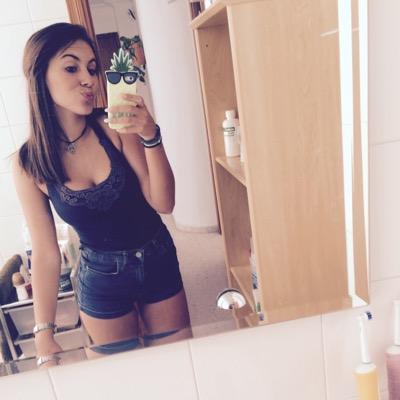 Si deverdad quieres algo ve a por ello sin mirar atras y recuerda que el que te da su tiempo te esta dando algo que nunca recuperara .