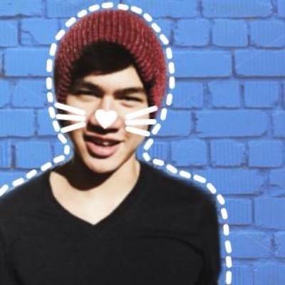 please follow @hoodriffic bc she just gave you a free follow