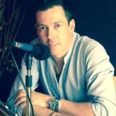 ortodoncista de profesión,gadgetero de corazón,evangelista de apple,sarcastico,interesado en genteNOestupida,animalero,buena bestia,y siempre pensando diferente