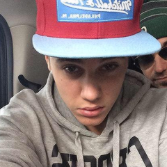 fala que é belieber desde 2010 mas quando ele foi preso 'saiu' do fandom, sai daqui escrotiane