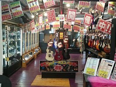 マンガ倉庫八女店内にある楽器がいっぱいおいてあるところです。