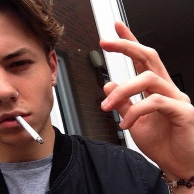 ethanRPGUNT's profile picture. Arrêtez de mouiller, j'ai l'impression de baiser sous la pluie.