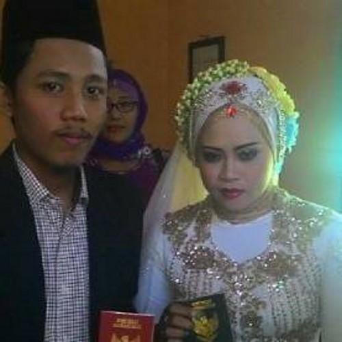 Saya lebih suka penampilan dan kehidupan yang apa adanya karena itu sebuah kenyataan. Dengan harapan hubungan yang telah terjalin tetap terjaga.