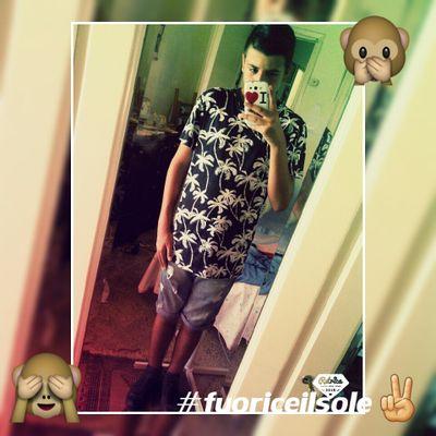 Ciaone.Sono Luigi.Ho 14 anni.Italiano.Amo i pinguini.Amo la musica.Amo il piano.Odio me stesso.Basta.❌