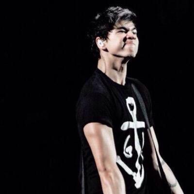 follow @hoodriffic bc she just have u a free follow!!