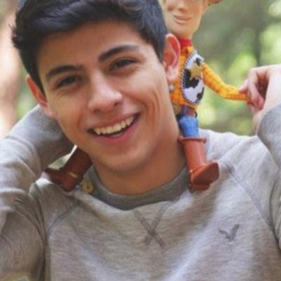 Club de fans de Alberto Villarreal @AlbertoVill Somos unas lechugas afortunadas que se creen dragónes y tienen libros en lugar de corazon.