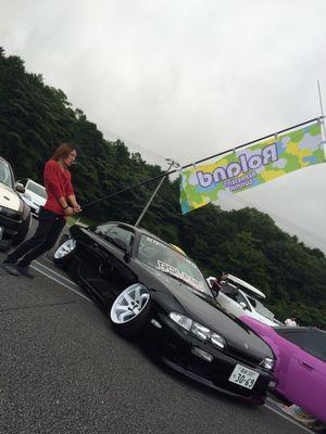 車の鈑金屋やってます。
キャンバー20度寝かせたS14シルビア乗ってました。
今は持ってるだけです。
赤いほうのS14で、たまにドリフトします。
ヴィヴィオは好きですが乗るのは辞めました。