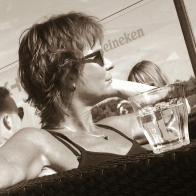 zw_helen's profile picture. Anti dierenleed! Gek op mijn 3 katten. Groot Donarfan 👕🏀 Maak me wakker voor een kroket 😋 Was verpleegkundige UMCG