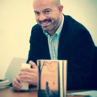 Periodista y escritor, autor del libro EL ÁRBOL DE ANA Y OTRAS MELANCOLÍAS y editor en MALBEC EDICIONES