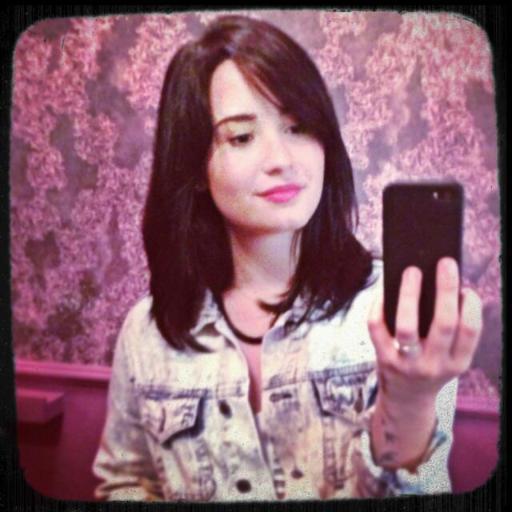 Ella puede ser hermosa y cálida por fuera, pero por dentro es fría.♡ / mi idola Demi Lovato♡ /ruso y chicharito♡/ Lovatic∞/ Stay strong†