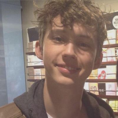 follow @twilighthowell / dm me if you need to (on my main) ily