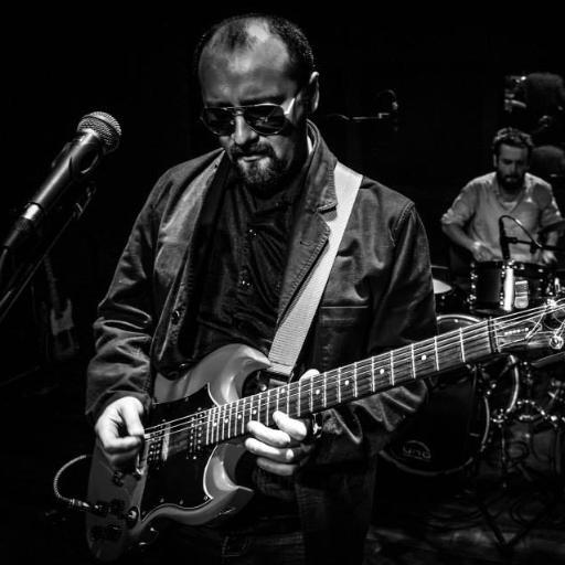 Musico autodidacta nacido en Puerto Montt, Chile. Autor, compositor, guitarrista y vocalista influenciado por el rock n roll desde el año 1995.