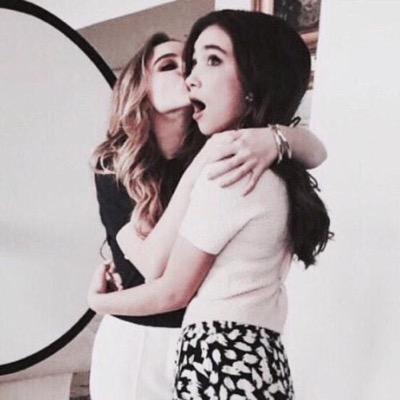 worldmeetsab's profile picture. i walk alone in this world except for the grilled cheese sandwhich in my pocket||||ON VACATION