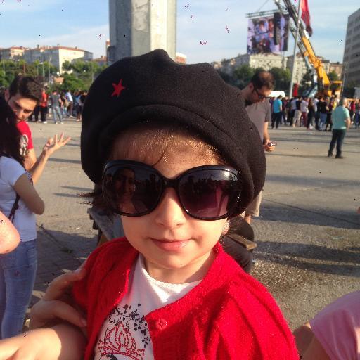 Vɑtɑn, onu pɑrsel pɑrsel sɑtɑnlɑrın değil; Uğrundɑ dɑrɑğɑcınɑ gidenlerin vɑtɑnıdır.