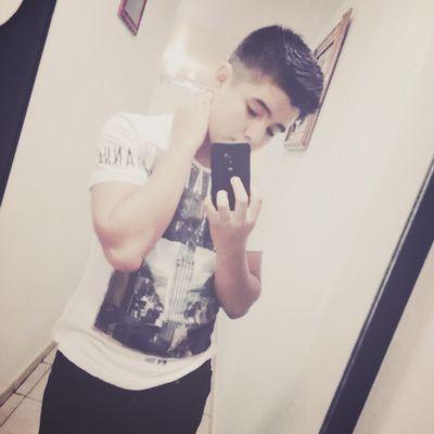 SantanaEs20's profile picture. Si tuviera que hacerte un regalo,
te regalaría un espejo,
porque después de ti,
lo más bonito es tu reflejo.