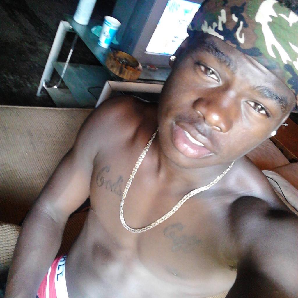 Young nigga, loves to jerk and imma football all-star long story short...FOLLOW ME!!!