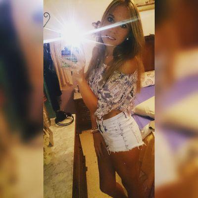 Pienso que las casualidades no existen que todo sucede por algo. Sonreír y no amargarme la vida por nada ni por nadie, esa es mi actitud :P