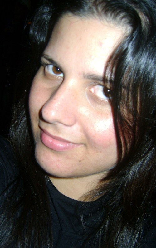 Tenho 25 anos, solteira, adoroooo dançar, ir ao cinema , sair com os amigos sou bem normal hehehe...Além de linda sou Biologa! o resto so seguindo p saber...