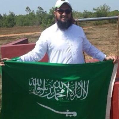 مبدئي:خير الناس انفعهم للناس/طبعي:الفزعة والتحدي والعنادي #العنيد/ هدفي:ادخال الفرح والسرور في قلوب الناس.(عضو ومنقذ وغواص ومسعف في فريق غوث للتوعية والإنقاذ).