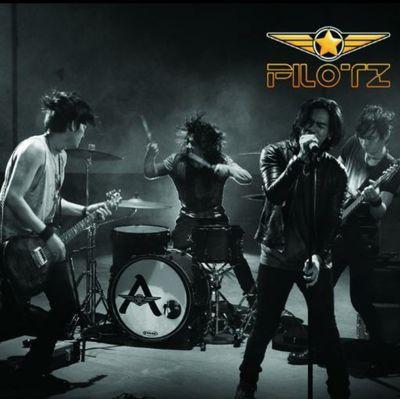 Kluargapilotz's profile picture. @pilotzindonesia Voc: @voc_pilotz
Bass: @aththurpilotz
Lead: @tara_pilotz
drummer: @AGYLpilotz
Hitz single #MemangAku

Cp Booking: @Ririe_D
Bussines Only