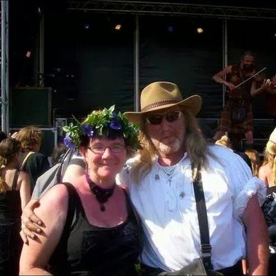 I only sing Irish music and Scottisch music
Whit an occasional trip to Dutch music and American folk