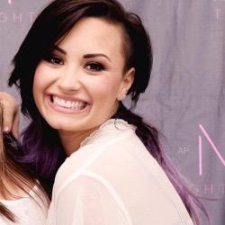 Please RT this link. I'm trying to win a M&G with Demi https://t.co/012SBqa5kK . Thank you !