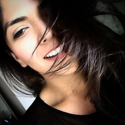 Yo no sé quién eres
ni cómo te llamas 
no sé si eres buena 
humana y piadosa 
o eres como todas 
como tantas otras, 
insensible y falsa. 
Definir es limitar :)