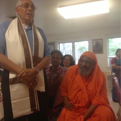 Maestro tradicional de Vedanta, Conocimiento de la verdad del Ser. (Bhagavadguita y Upanishads). Discípulo directo de Swamis Chinmayananda y Dayananda Saraswati