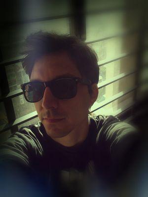papadeonta's profile picture. Chicos del espacio están jugando en mi jardín