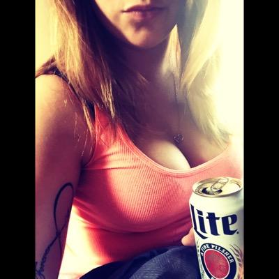 _floridalivin's profile picture. life doesn't have to be perfect to be wonderful. Pennsylvania ✈️ Florida 💛