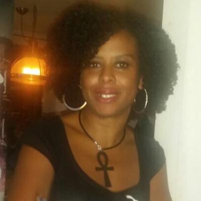 Dee Naturals aims to Inspire and Empower women of all ages to Embrace their natural hair & health. We run natural hair care workshops. We also sell TShirts.