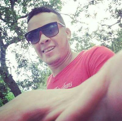 claudiokemily's profile picture. Sou professor moro na BAHIA, solteiro e muito feliz.