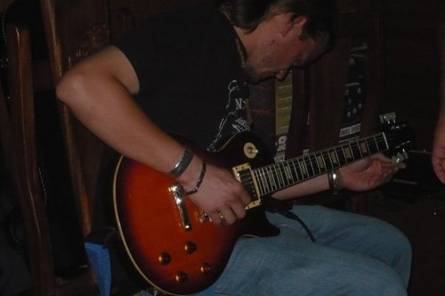 Venezolano en Madrid / Técnico de Sonido, Músico, Productor de Eventos. Luthier. Ingeniero industrial.