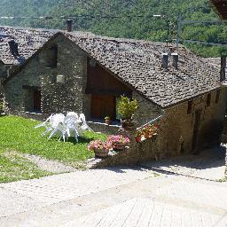 Una finestra per observar el món des del Vallat d’Estaon: natura, tranquil·litat i essència de vida rural, on la calma arrela i la mirada reflexiva s'expandeix