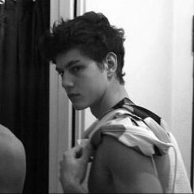 matteorpgwst's profile picture. Tirer des plans sur Jupiter, et faire l'amour sous les éclairs.