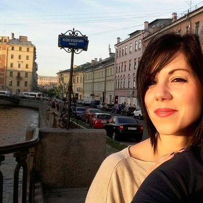 talktosilvia's profile picture. Frangetta e pelo sullo stomaco. 
Passo il balsamo ad entrambi.