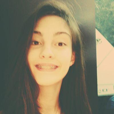 Olá eu sou a Carol e tenho 14 anos, prazer em conhece -los, e aqui é meu cantinho de pensamentos espero que gostem !! ^-*