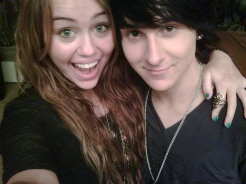 im sara:) i am always 100% for mitchelmusso:) hes ahmazingg! ilove my bestfriend karabieber16!:) sooo yeahh. :)
