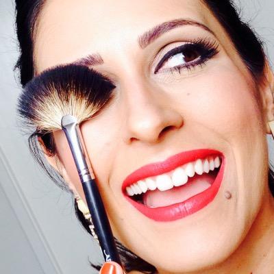 Maquiadora e Designer de Sobrancelha | Makeup Artist - MUA | Eyebrow Designer.
Amo Deus, minha família e meu Pug.