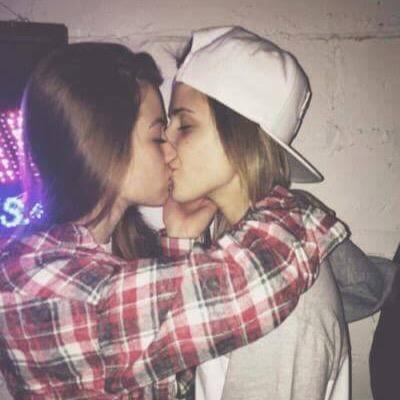 Gifs and pics about girls in love with other girls.