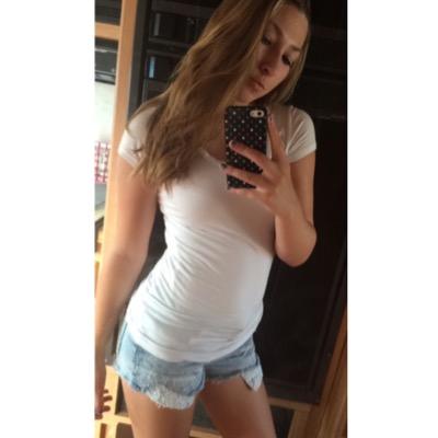 juliaparker100's profile picture. 