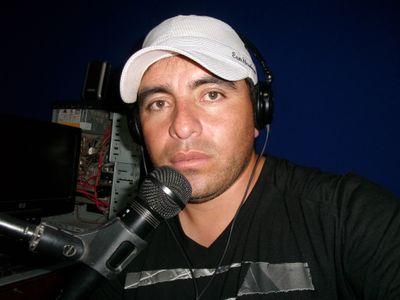 soi comunicador social..actualmente trabajo en dos radios locales..de mi ciudad..a las siestas un programa tropical y de noche un programa latino. !!
