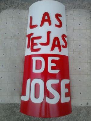 Realización y venta de tejas decoradas de clubes deportivos, pintadas a mano, el escudo tallado en relieve y barnizada para que brille. Animaros!!