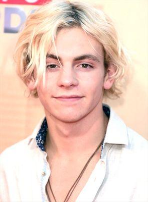 I'm that singer bad boy who turn good but has a bad home life wanna know more just ask. oc of -- ( Descendants/Degrassi rp)