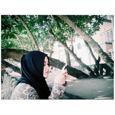 Hidup adalah perjalanan bukan pilihan,perjalanan yg hars ditmpuh untk mncapai titik kesuksesan dan kebahagian^^|| Ilmu Komunikasi Untirta 2014^^