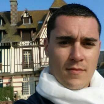 Éducateur sportif de 25 ans.
Entraîneur et joueur de Handball.