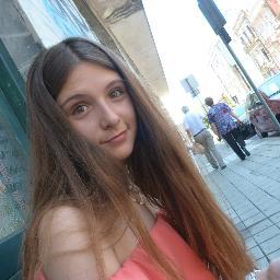 Olá, chamo-me Rute Rita, tenho 15 anos, sou de Portugal, quero ser modelo e adoro churros :D